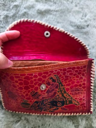 Cartera de cuero repujado artesanal
