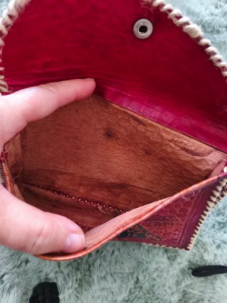 Cartera de cuero repujado artesanal