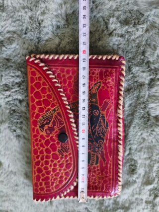 Cartera de cuero repujado artesanal