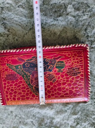 Cartera de cuero repujado artesanal