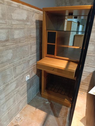 Mueble  bar de madera maciza y cristal