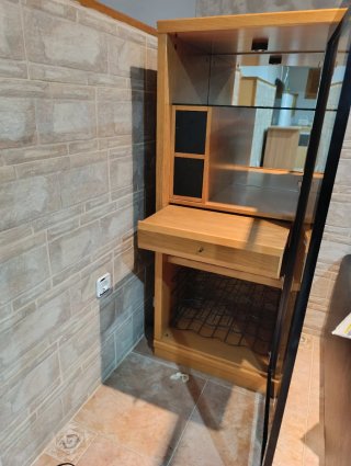 Mueble  bar de madera maciza y cristal