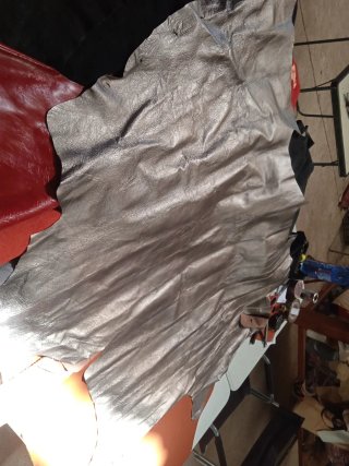 Piel gris metalizado 22€.