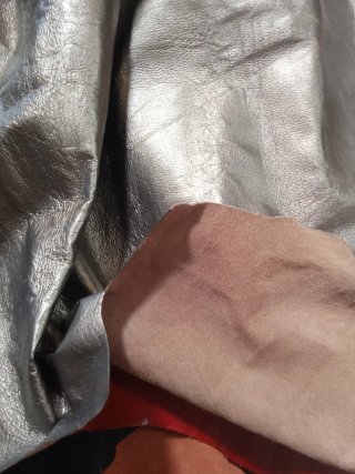 Piel gris metalizado 22€.