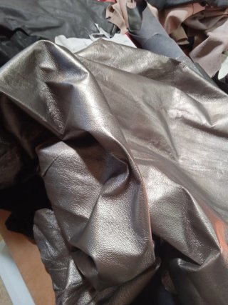 Piel gris metalizado 22€.