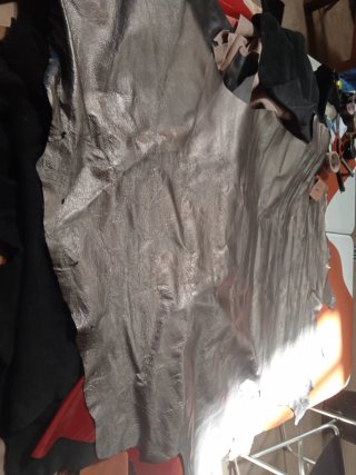 Piel gris metalizado 22€.