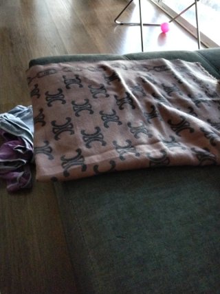 Manta rosa y gris con estampado