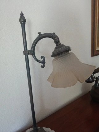 Lámpara de forja con pantalla de cristal
