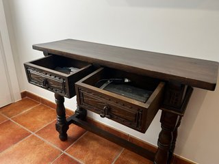 Mesa de madera con cajones