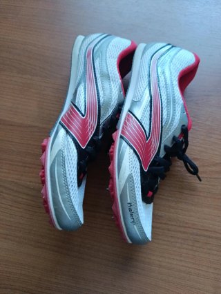 Zapatillas de correr rojas y blancas