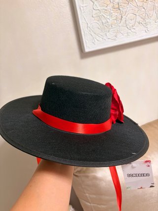 Sombrero negro con rosas rojas