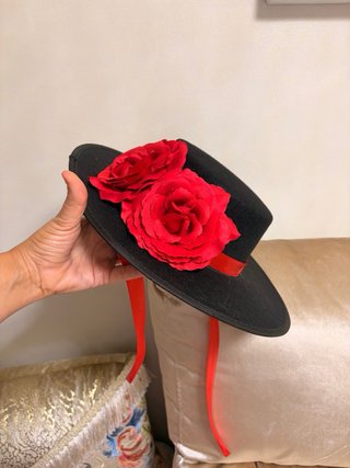 Sombrero negro con rosas rojas