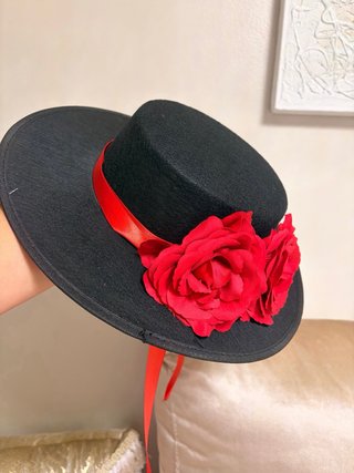 Sombrero negro con rosas rojas