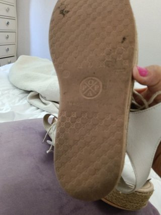 Alpargatas sandalias blancas y beige