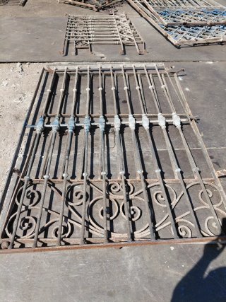 Rejas antiguas macizas de hierro forjado