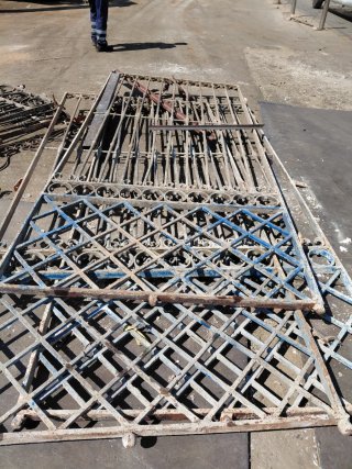 Rejas antiguas macizas de hierro forjado