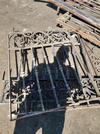 Rejas antiguas macizas de hierro forjado