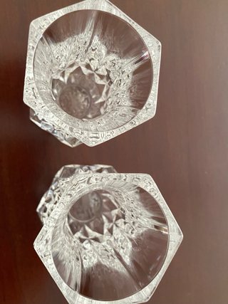 Dos jarrones de cristal tallado
