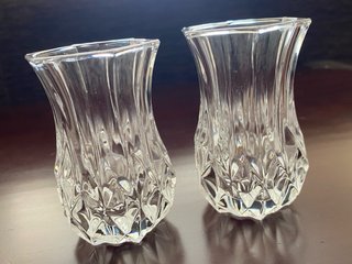 Dos jarrones de cristal tallado