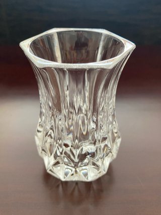 Dos jarrones de cristal tallado
