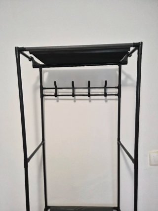 Perchero negro con estantes y colgadores