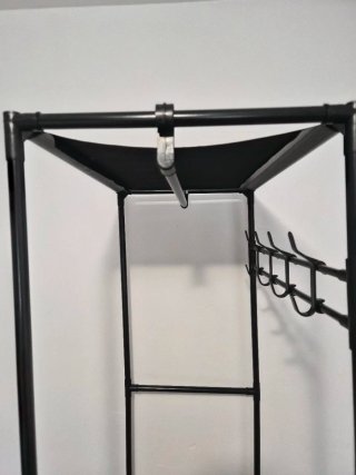 Perchero negro con estantes y colgadores