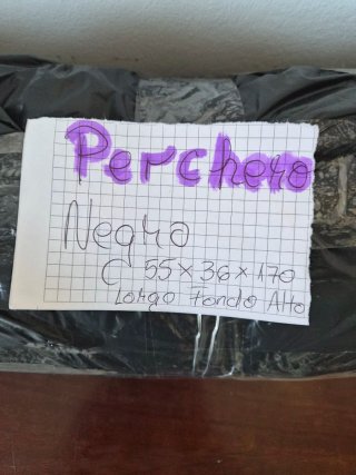 Perchero negro con estantes y colgadores