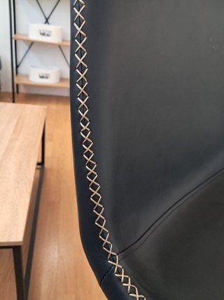 Taburete polipiel negro con patas metálicas