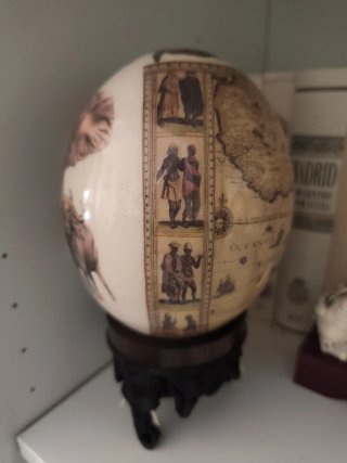 Huevo de avestruz decorado con mapa