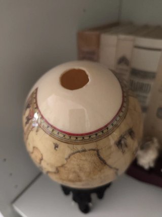 Huevo de avestruz decorado con mapa
