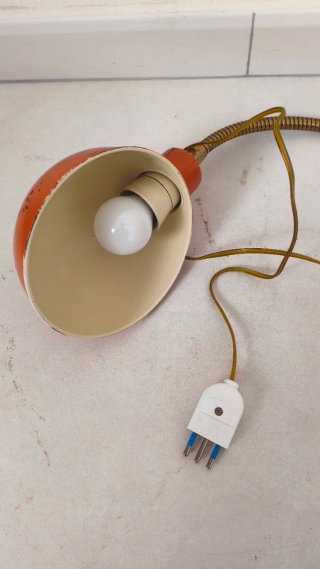 Lampada da tavolo arancione e beige