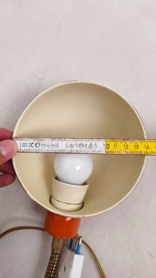 Lampada da tavolo arancione e beige