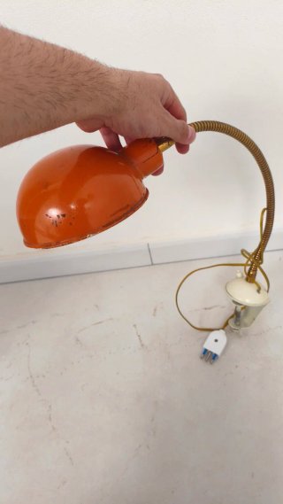 Lampada da tavolo arancione e beige