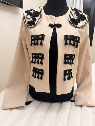 Chaqueta torera Beige con Bordados Negros