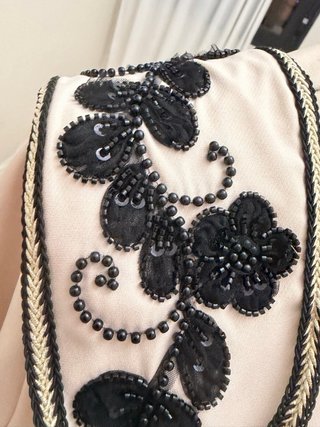 Chaqueta torera Beige con Bordados Negros