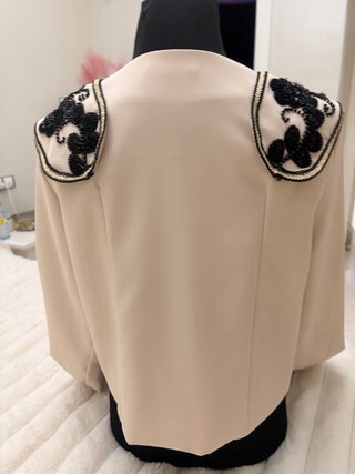 Chaqueta torera Beige con Bordados Negros