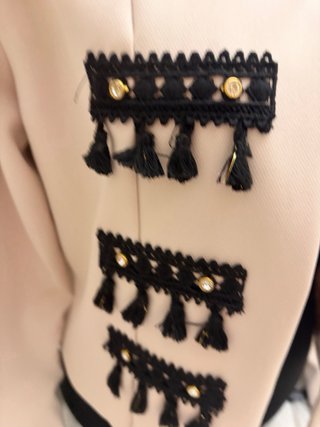 Chaqueta torera Beige con Bordados Negros