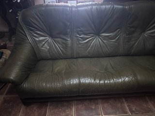 Sofá de piel verde y madera