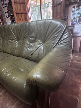 Sofá de piel verde y madera