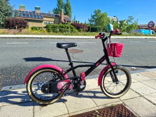 Bicicleta infantil rosa y negra