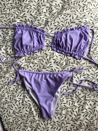 Bikini morado con volantes