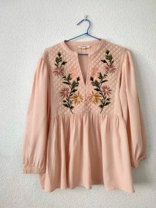 Camiseta manga larga beige con bordado floral