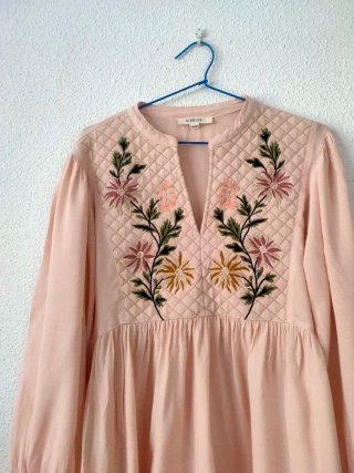 Camiseta manga larga beige con bordado floral
