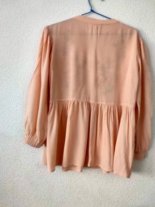 Camiseta manga larga beige con bordado floral