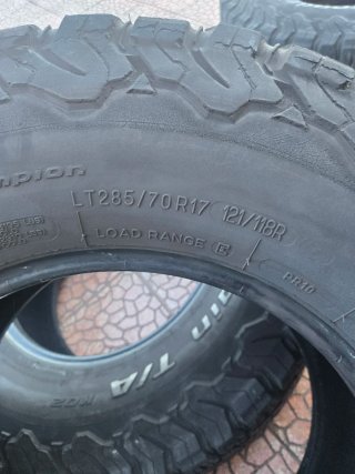Ruedas BFGoodrich All-Terrain 285/70 R17.