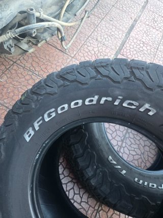 Ruedas BFGoodrich All-Terrain 285/70 R17.