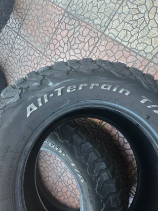 Ruedas BFGoodrich All-Terrain 285/70 R17.