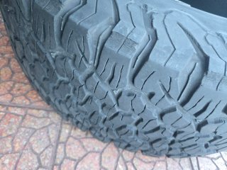 Ruedas BFGoodrich All-Terrain 285/70 R17.