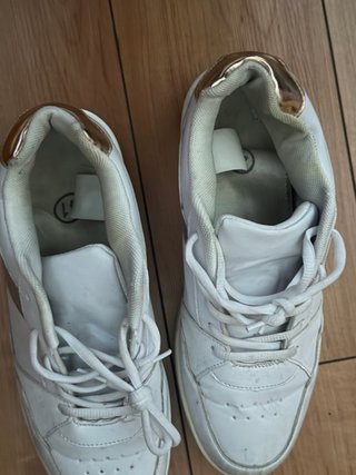 Zapatillas blancas y doradas talla 41