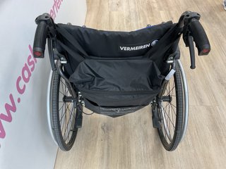 Silla de ruedas Vermerien azul y negra